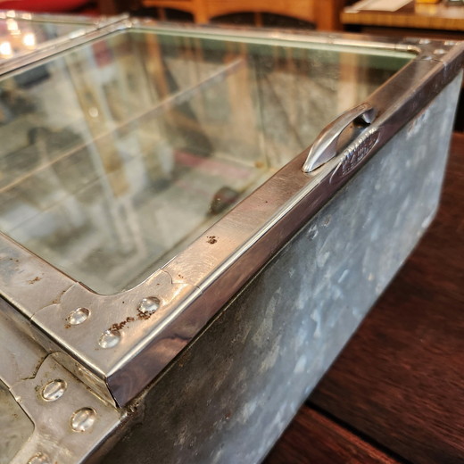 昭和レトロ 駄菓子屋のブリキ製ガラスショーケース（Rガラス) - [Sold