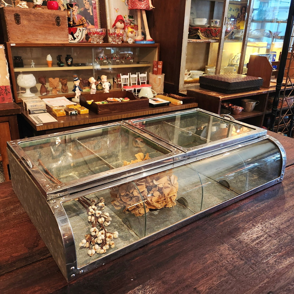 昭和レトロ 駄菓子屋のブリキ製ガラスショーケース（Rガラス) - [Sold