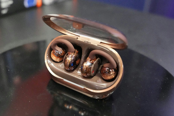 JBL、スケルトンシェルになっている自身初のイヤーカフ型完全