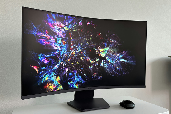 LG、スペック的に少数で割安な31.5インチ VAパネル QHD 1000R 180Hz