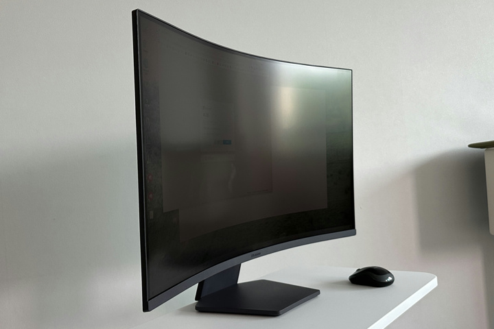 LG、スペック的に少数で割安な31.5インチ VAパネル QHD 1000R 180Hz