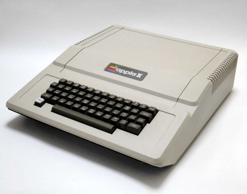 世界初のパーソナルコンピュータと称されるApple II スタンダード