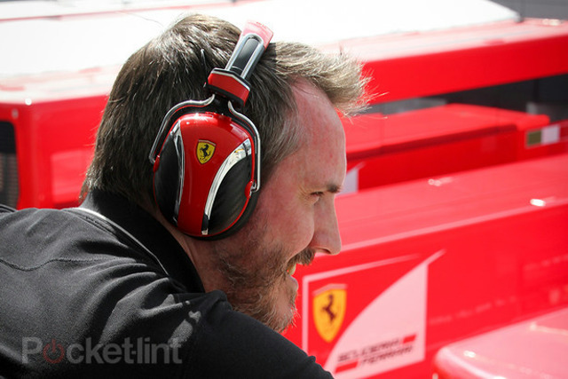 本格的なフェラーリ・デザインのヘッドホン『Ferrari by Logic3 P200