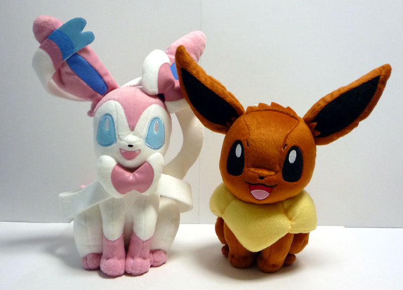 ニンフィア でっかいぬいぐるみ と スーパーDXぬいぐるみ の写真比較