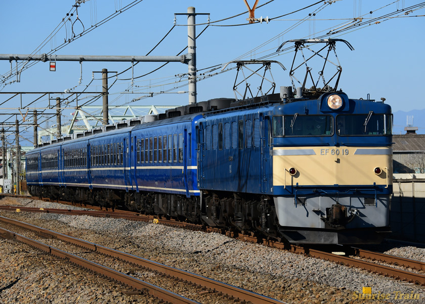 東北本線でEF8181+12系が走る