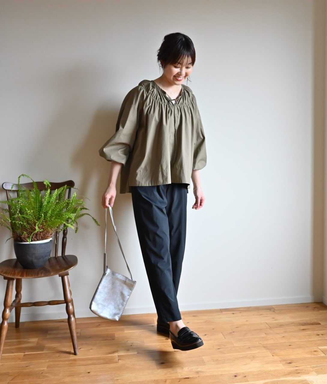 すっきりシルエットのテーパードパンツ – OURHOME