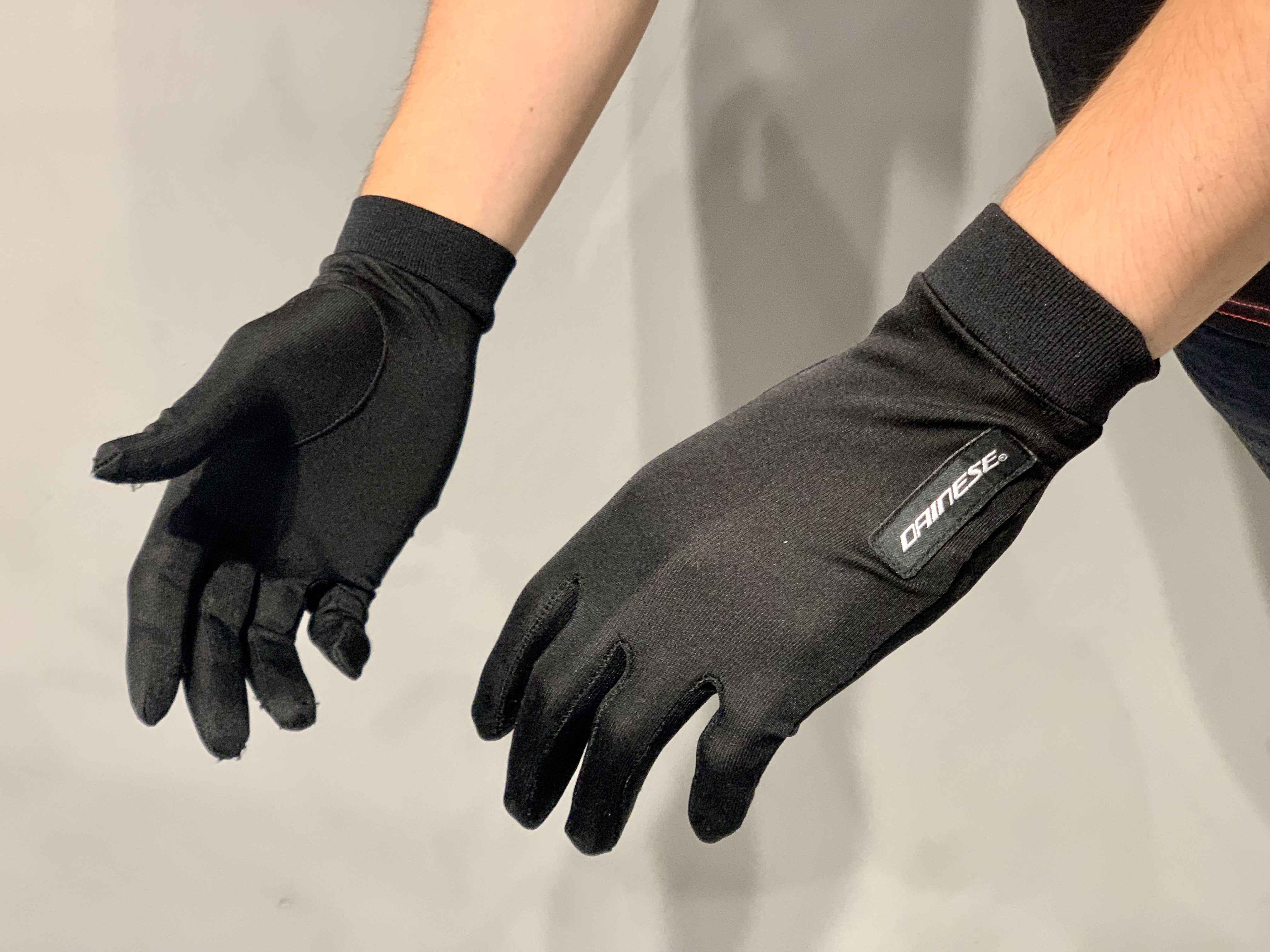 暑い夏に手元に快適さをもたらすインナーをご紹介!【SILK UNDERGLOVE】