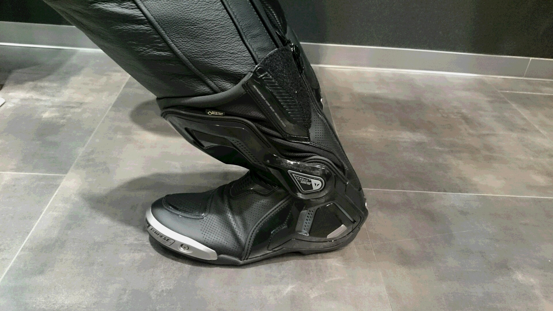 新作レーシングブーツが防水防風仕様となって登場！