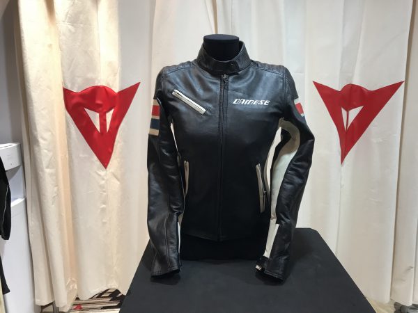 スタッフ愛用の人気のレディースジャケットのご紹介です