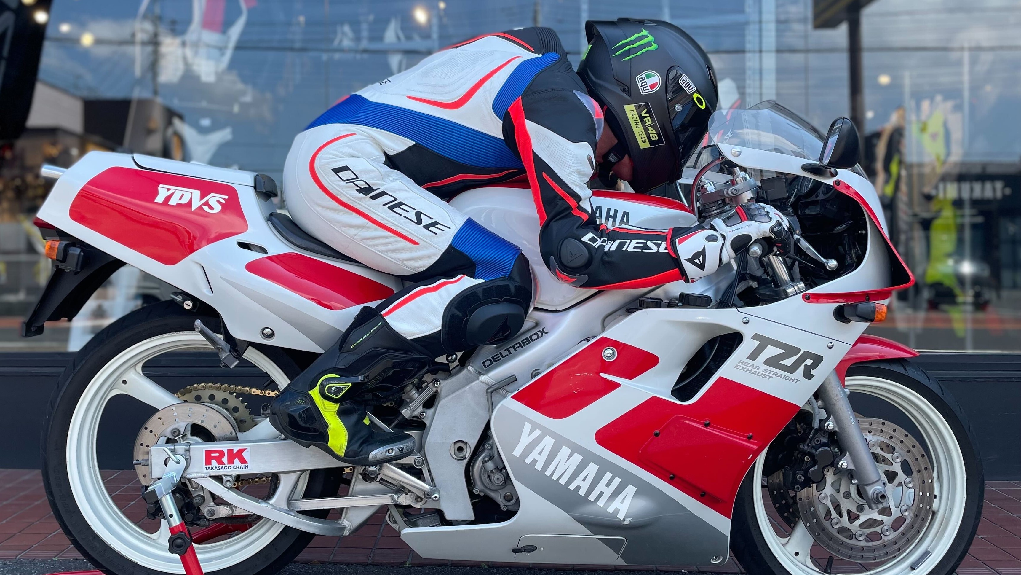 人気レザースーツのフィット感を実際にバイクに跨ってレビュー！