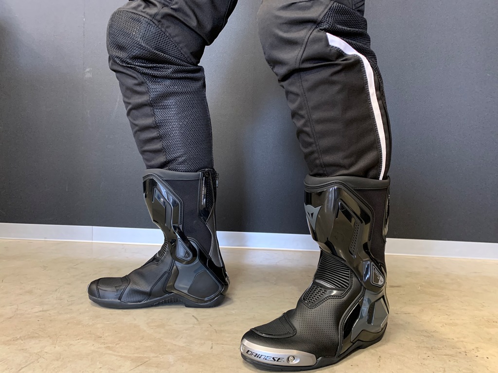 ダイネーゼを代表する定番メッシュパンツ、2つのモデルをご紹介します。