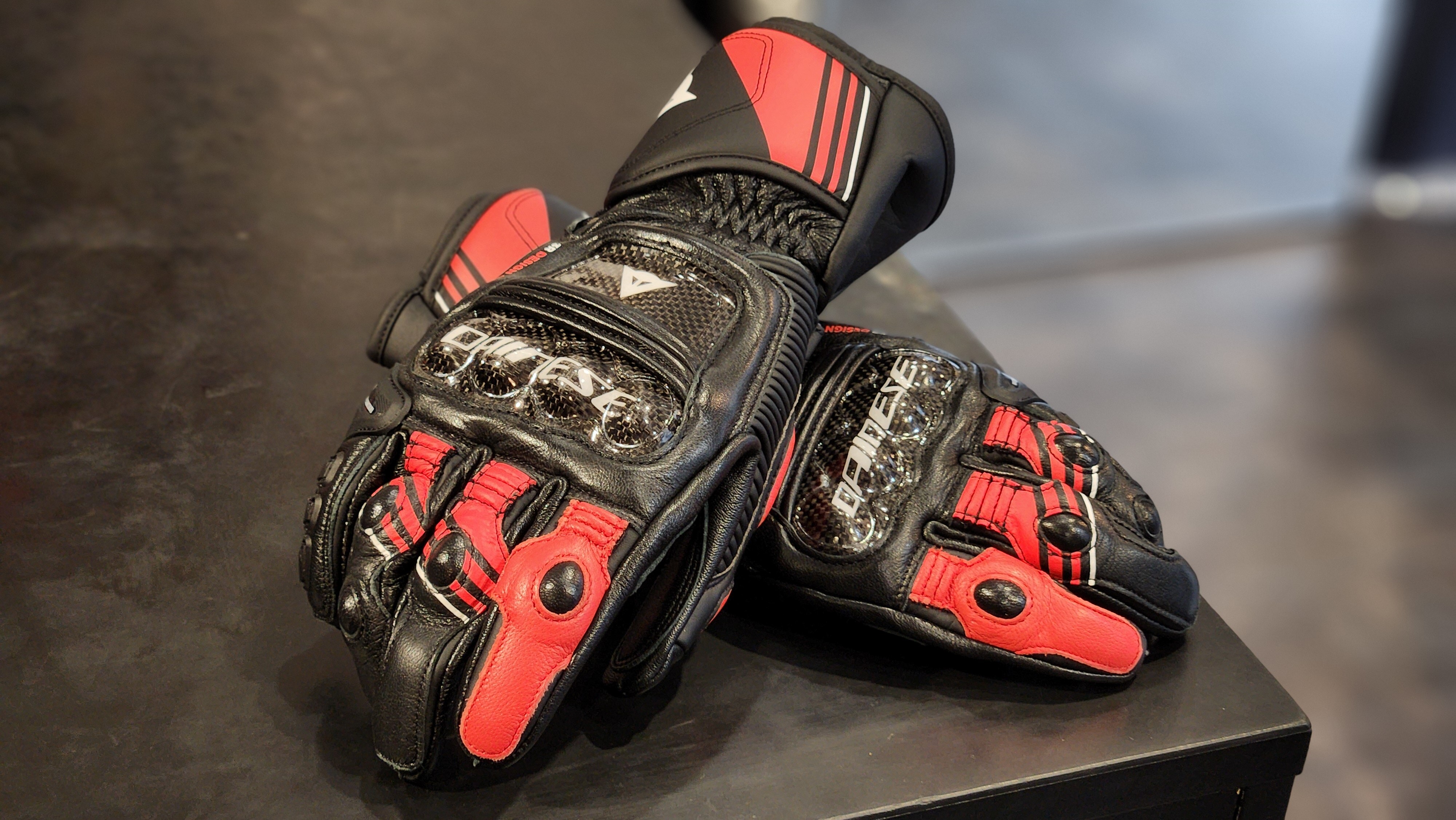 ライダーとバイクとの一体感を高めるレーシンググローブ【DRUID 4】