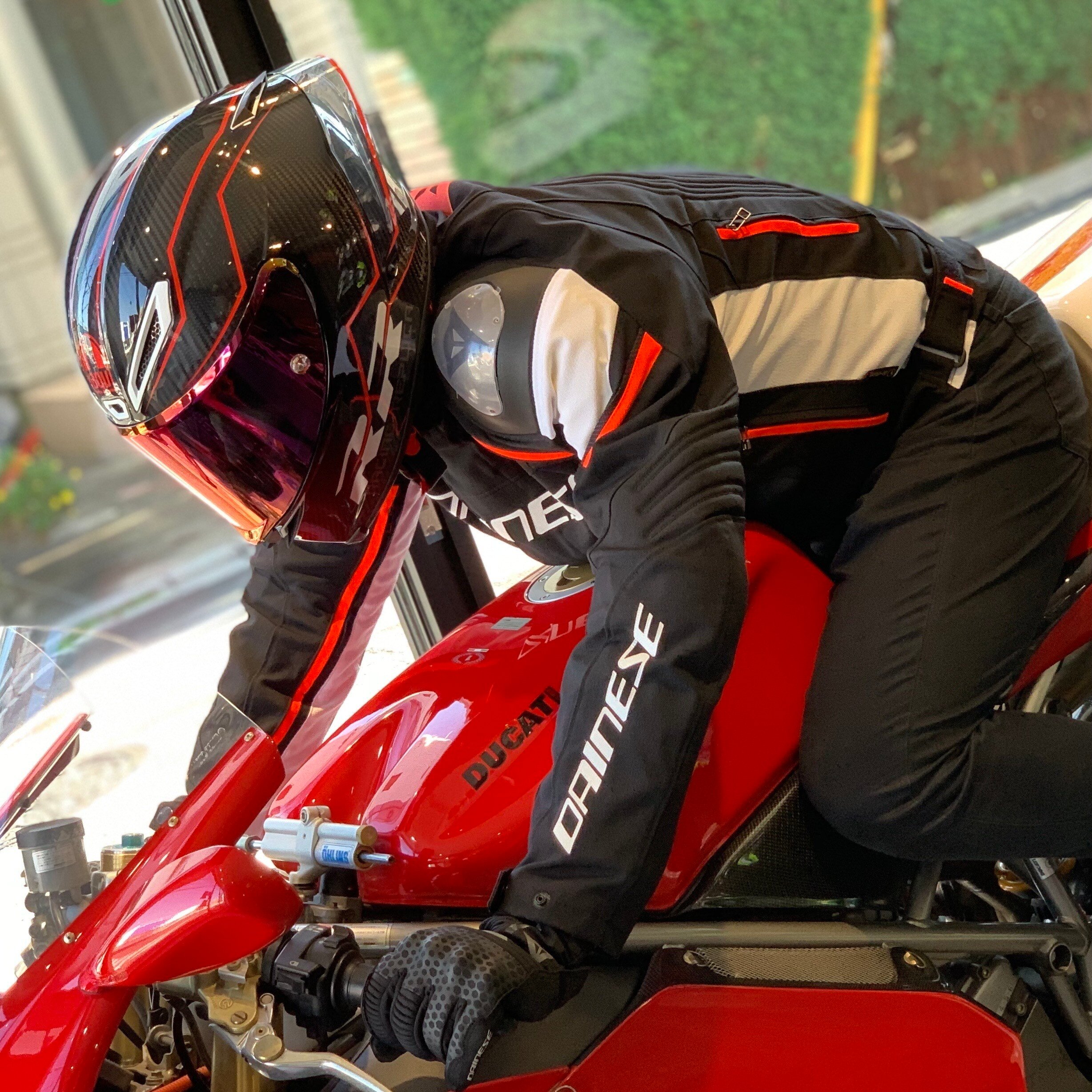 前傾姿勢を得意とするスポーツツーリングジャケット