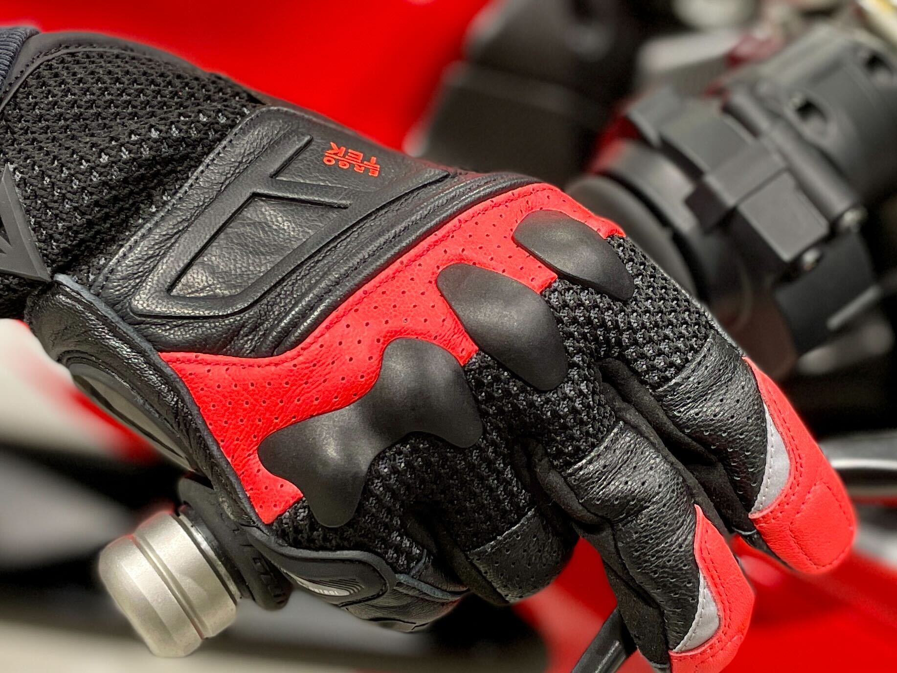 人気のレザーグローブがモデルチェンジして登場