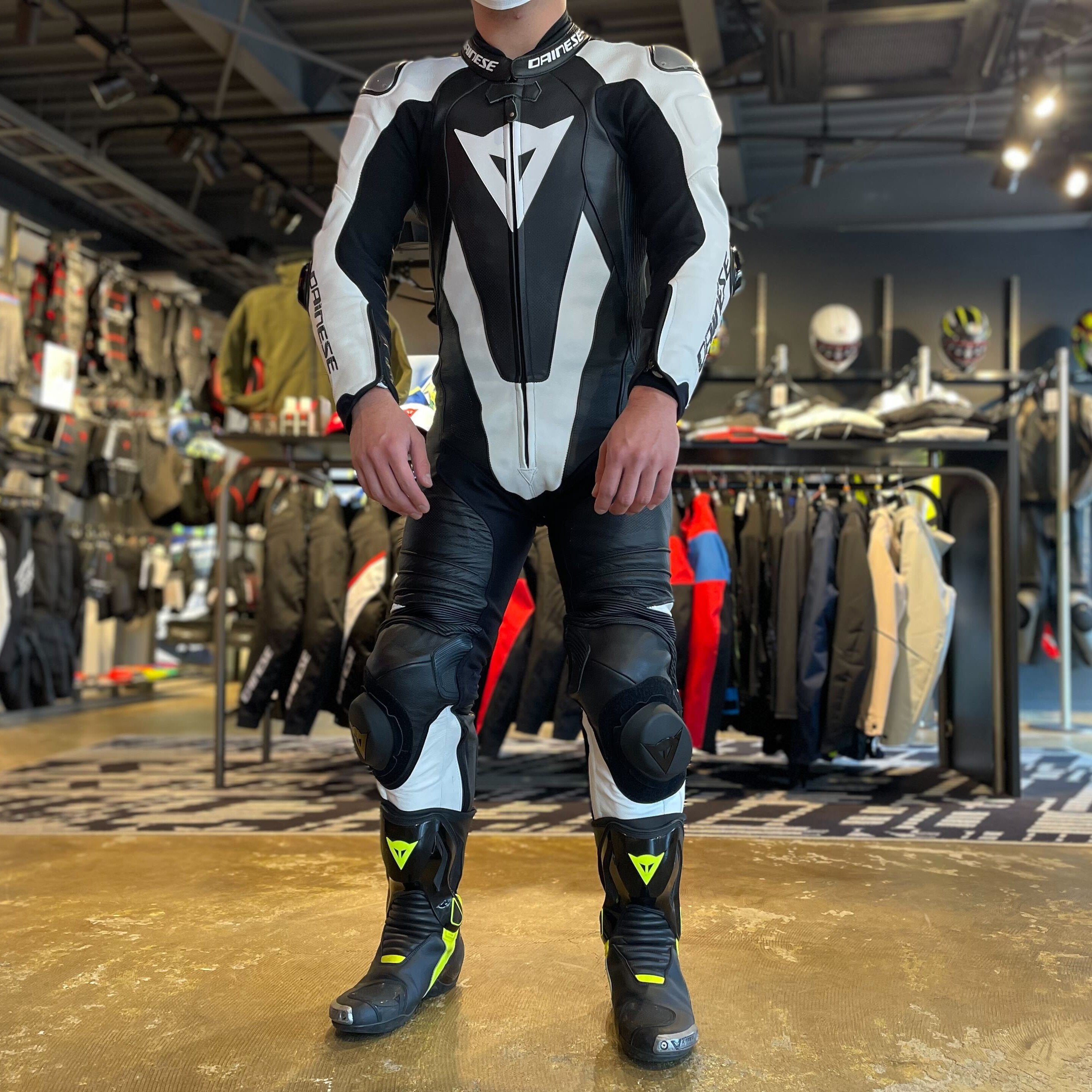 人気レザースーツのフィット感を実際にバイクに跨ってレビュー！