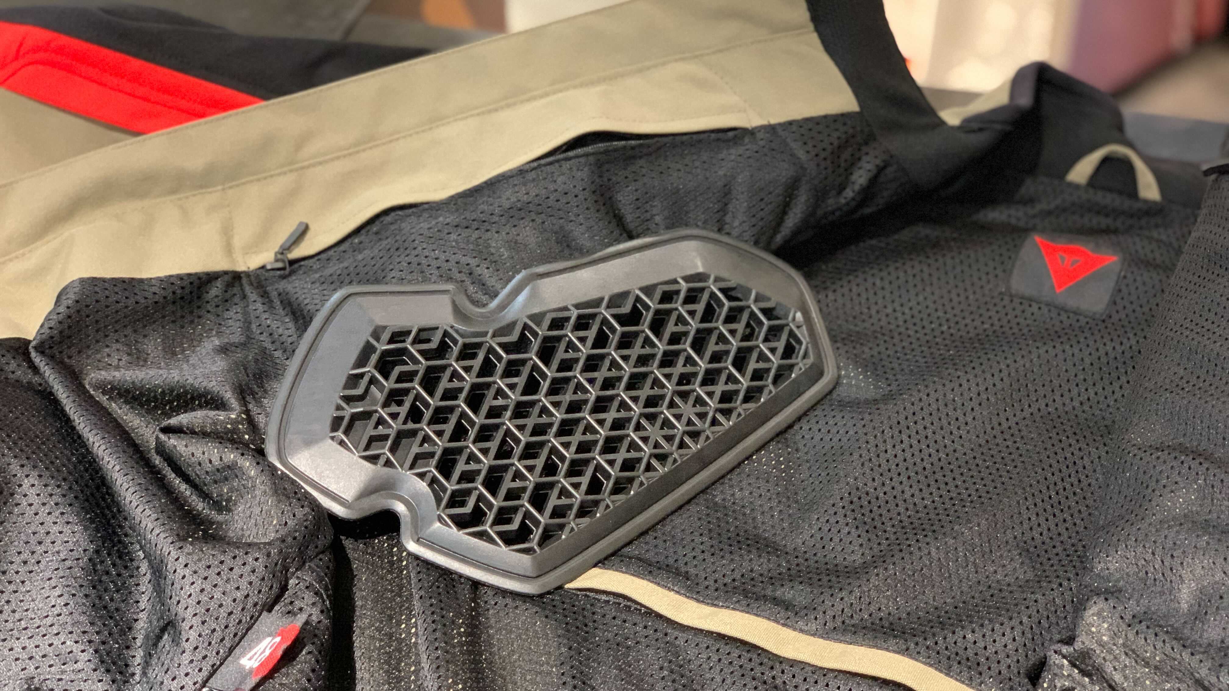 今までに無い装備を持った、これからのシーズン活躍する新作ジャケット