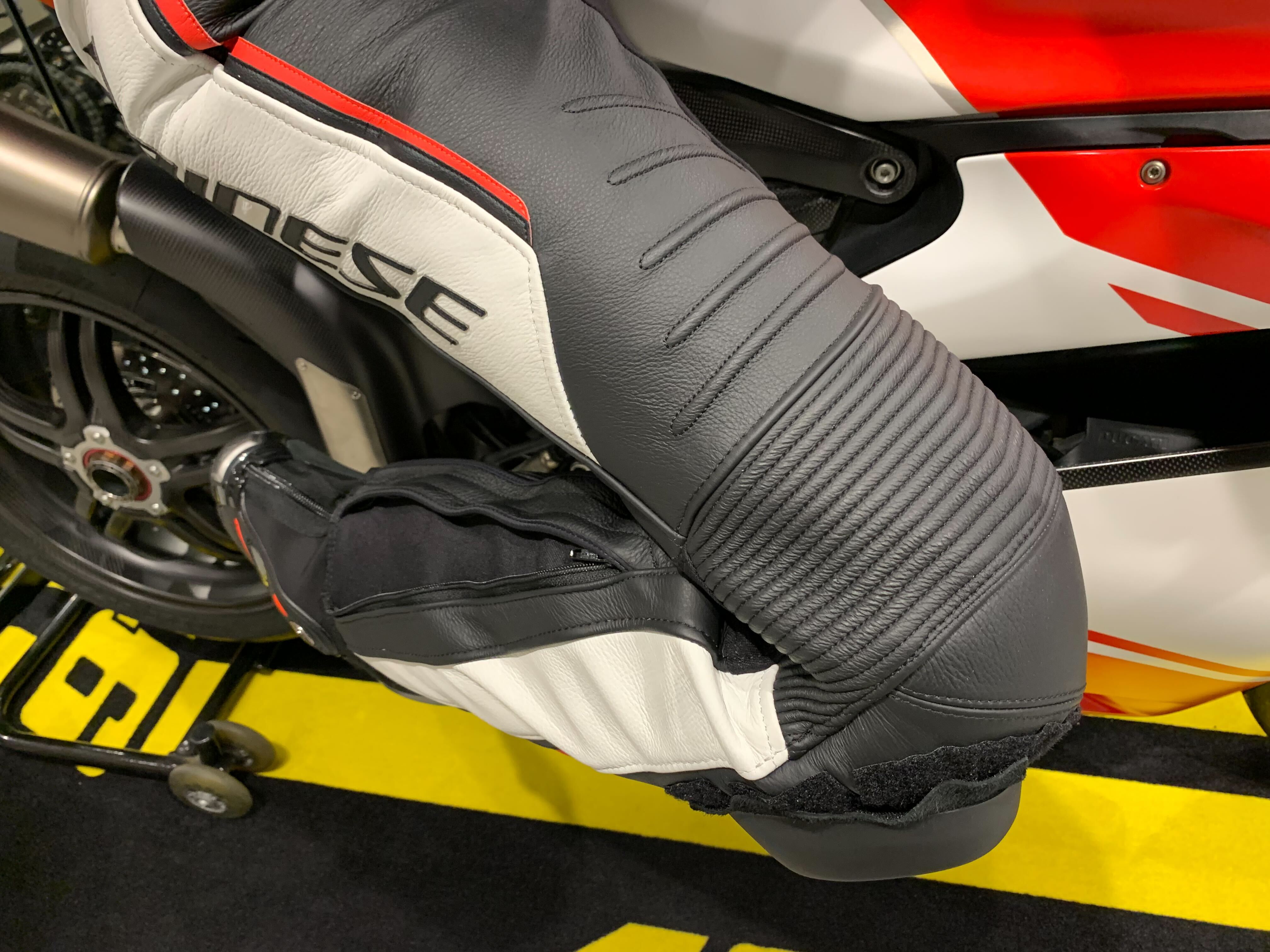 高い動きやすさと安全性を両立したレザーパンツ