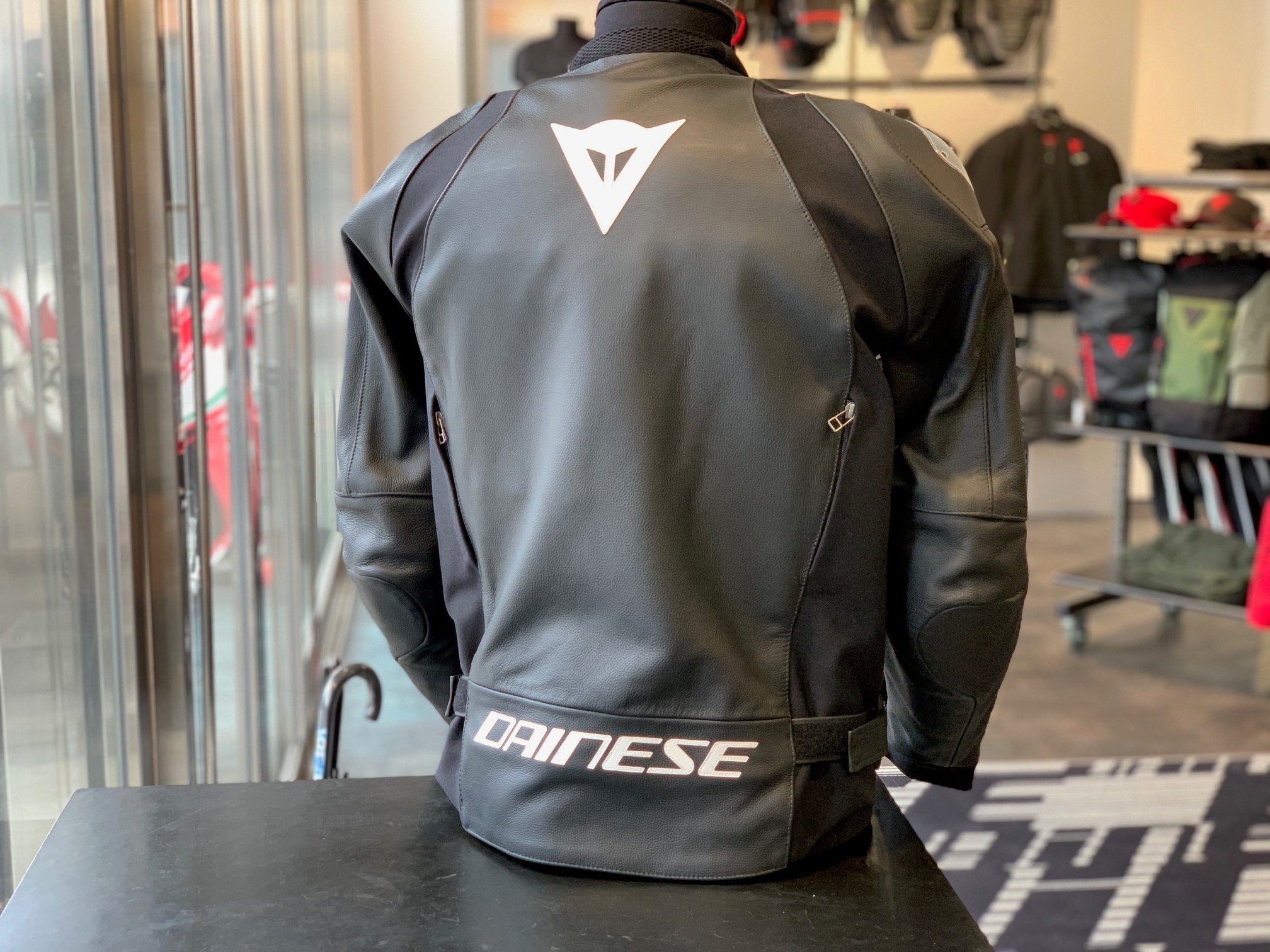 高い人気を誇るスポーツレザージャケット