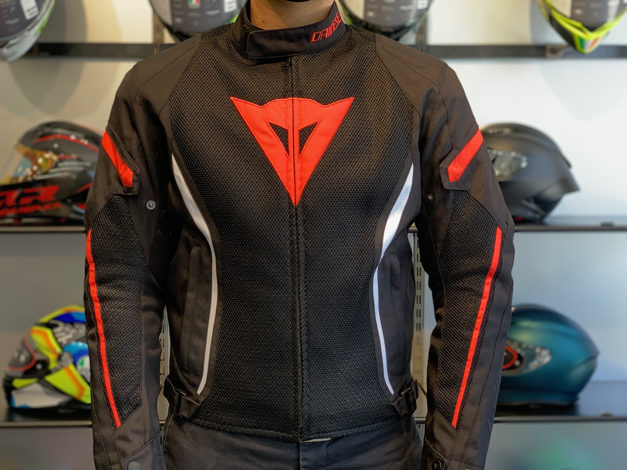 ダイネーゼレッドを基調としたスタッフお勧めのジャケット