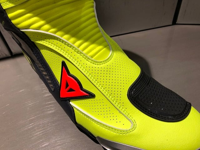 ダイネーゼが誇る究極のレーシングブーツに待望の”バレンティーノ