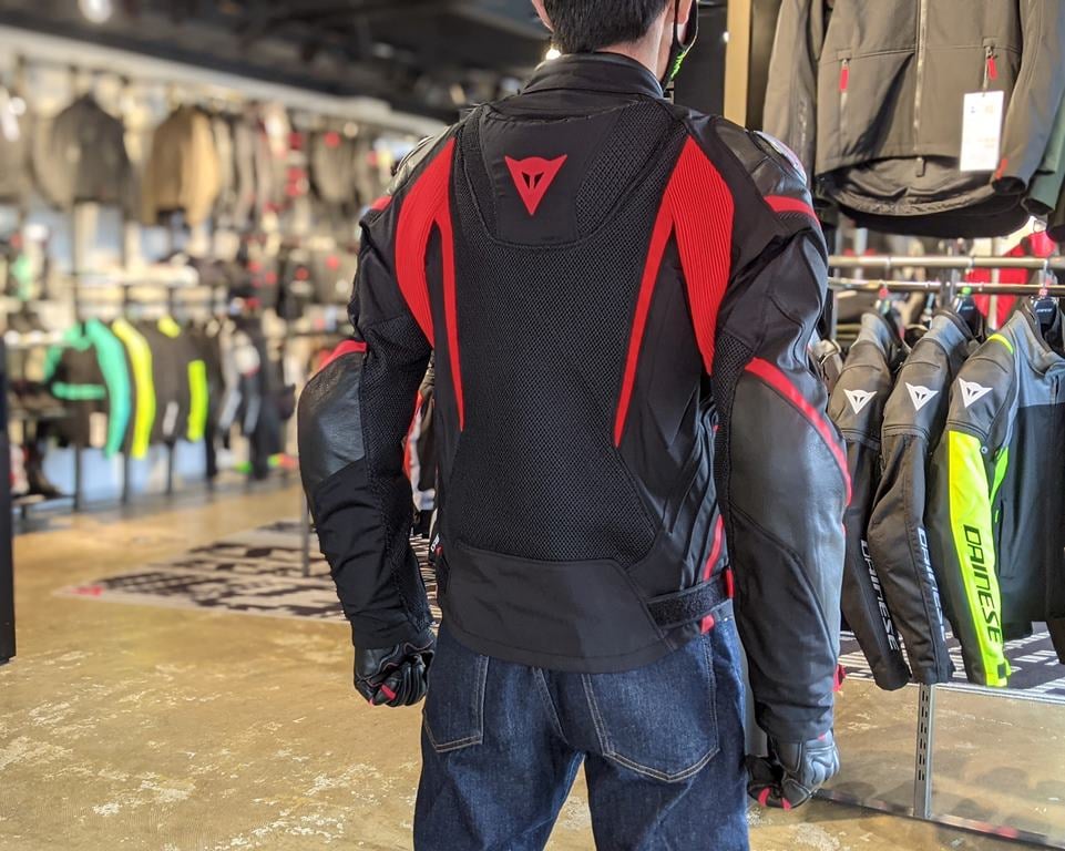 スポーツライディングに相応しいメッシュジャケットのトップモデルは案