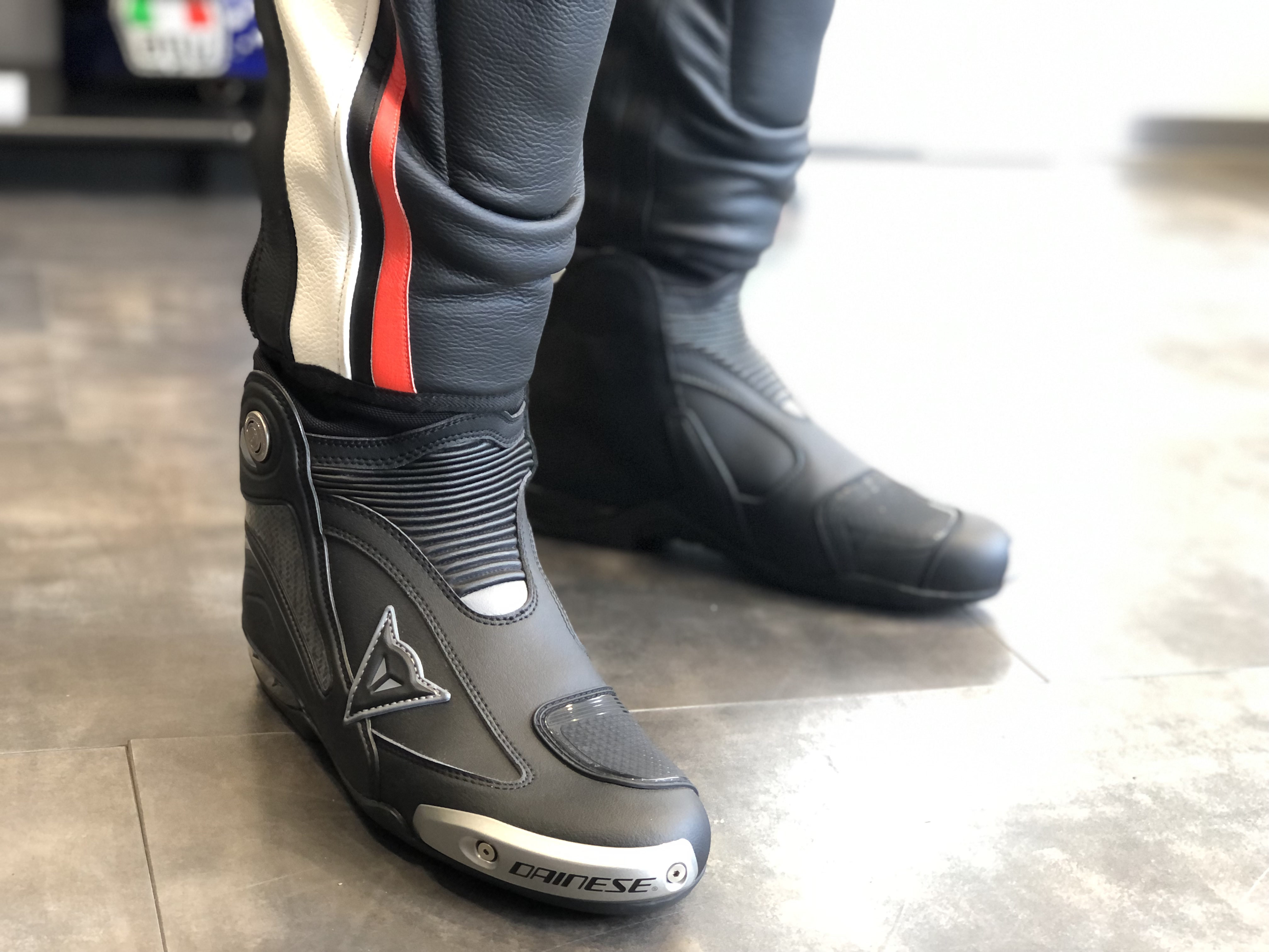 タイトフィットながらも自由な動きを与えるレザーパンツのご紹介