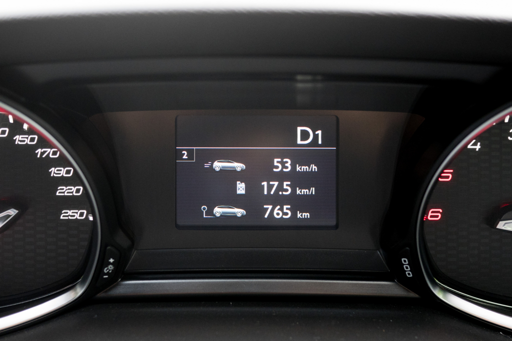 PEUGEOT 308に搭載された意欲的なドライビング・インターフェース「i