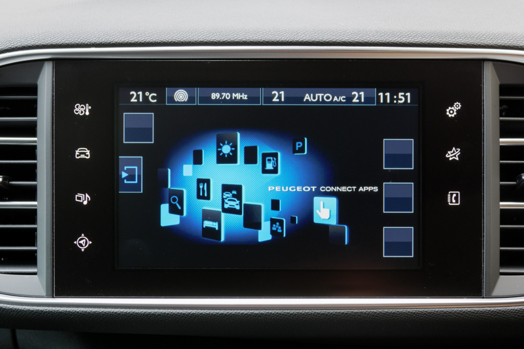 PEUGEOT 308に搭載された意欲的なドライビング・インターフェース「i