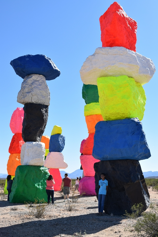 ラスベガス観光ブログ : カラフルな岩が積み重なったオブジェクトが公開