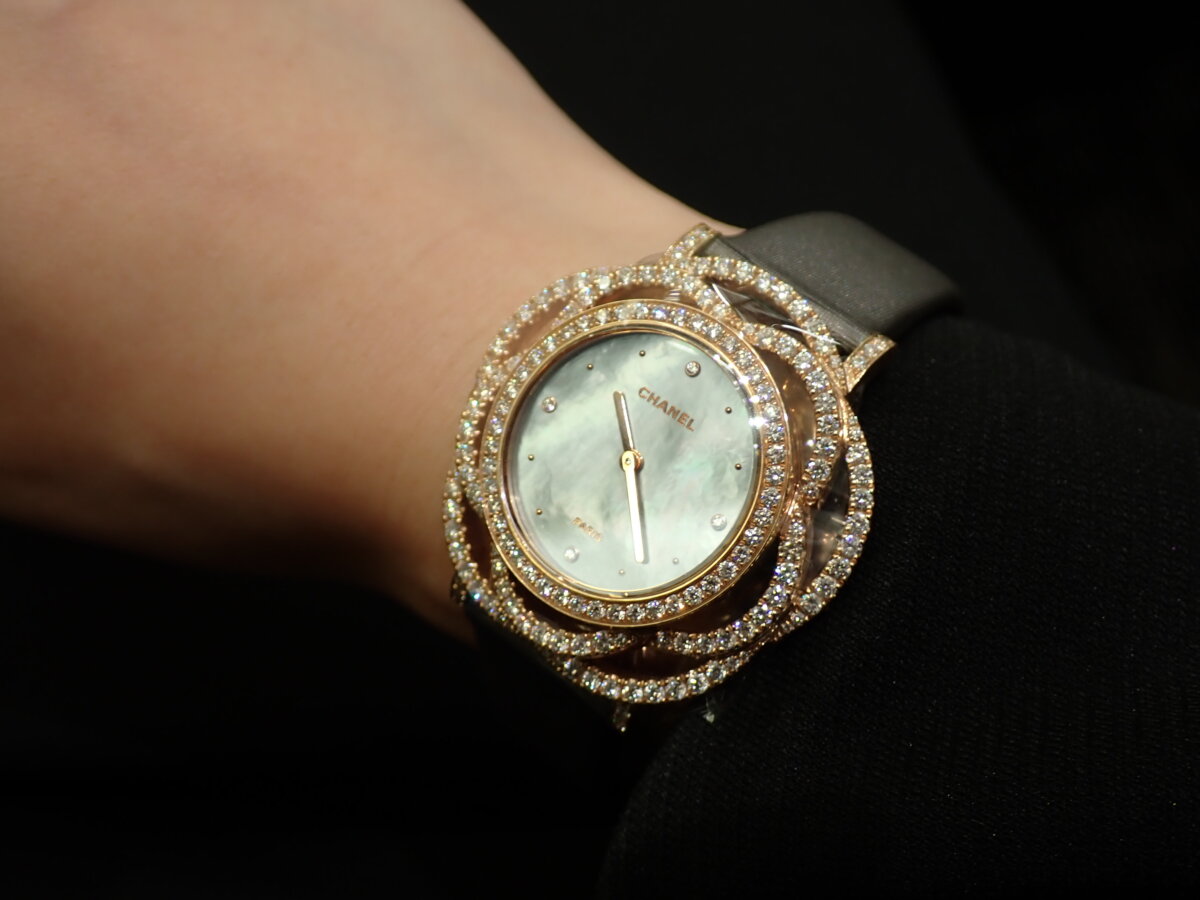 シャネル】フェア開催中！ガブリエル・シャネルが愛した「カメリア」を