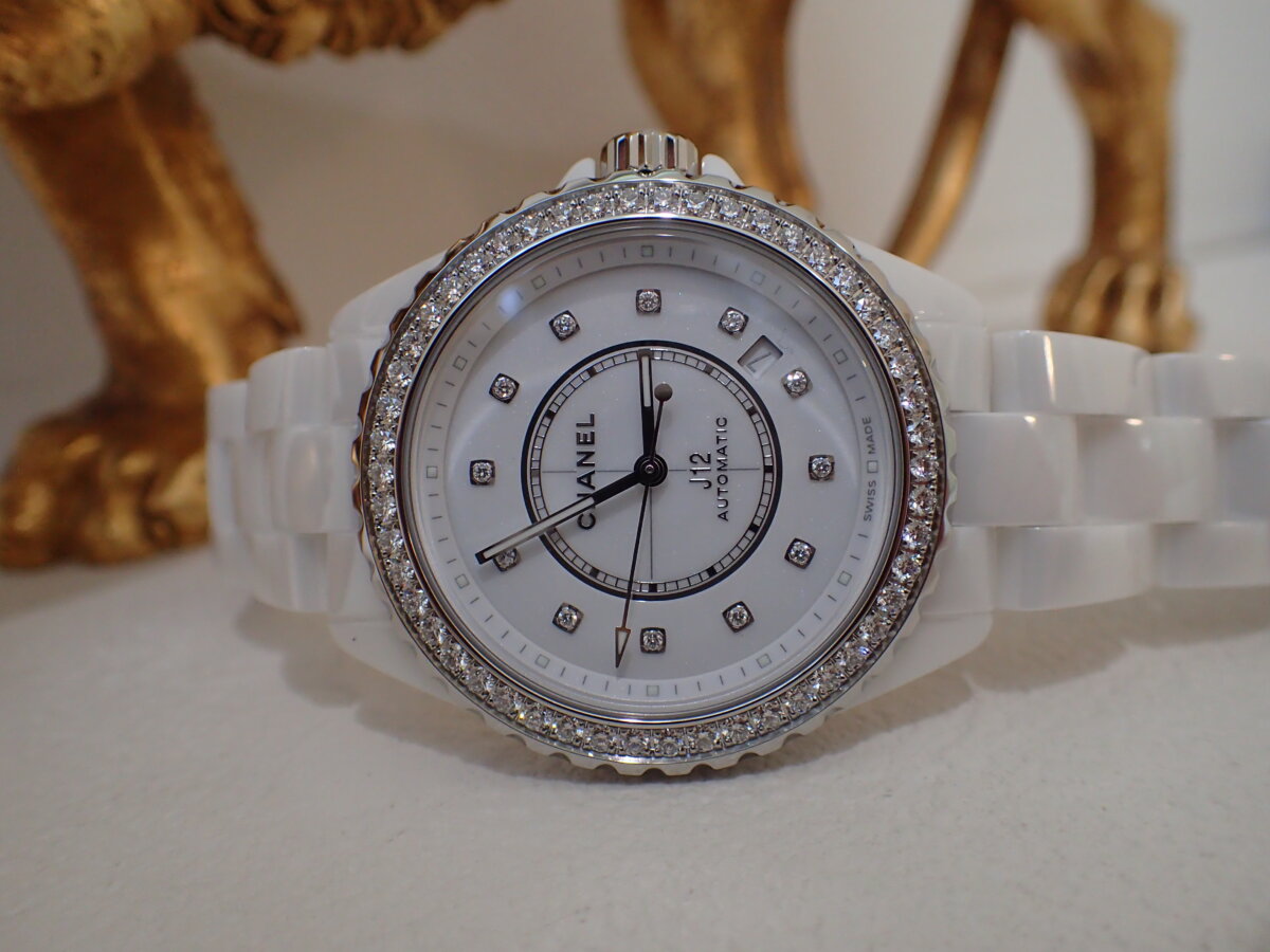 シャネルJ12】傷が付きにくいセラミックケースと永遠の輝きを持つ