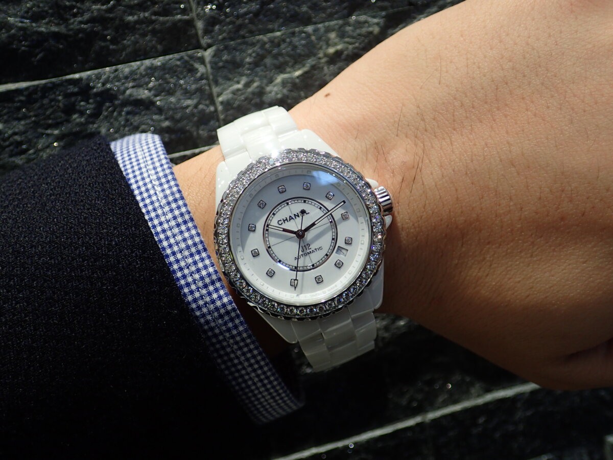 シャネルJ12】傷が付きにくいセラミックケースと永遠の輝きを持つ