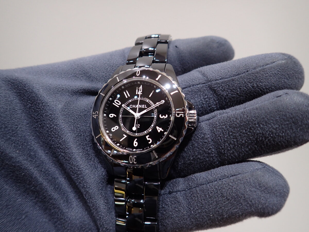 独特の艶感が魅力！ブラックセラミックを使用したシャネル J12