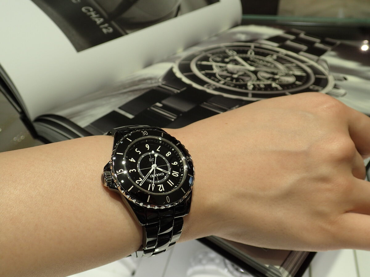 独特の艶感が魅力！ブラックセラミックを使用したシャネル J12