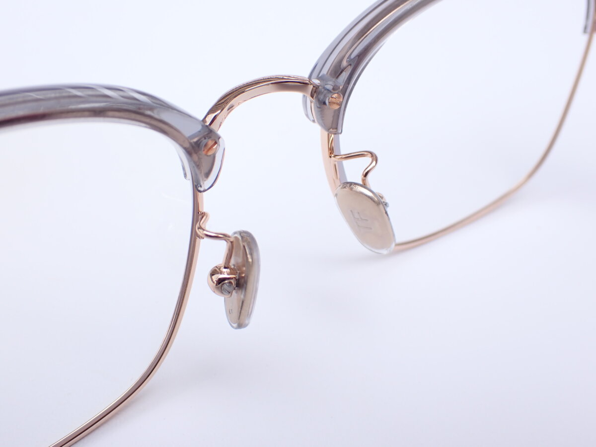 かっちりしすぎないサーモントクリアグレー｜TOM FORD(トムフォード