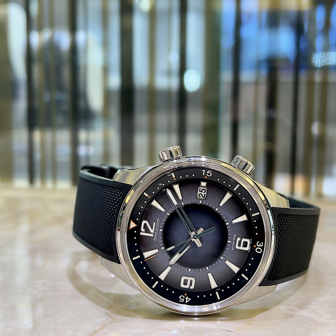 35層の麗筆が重ねられたラッカー仕上げが彩るオーシャングレーカラーが