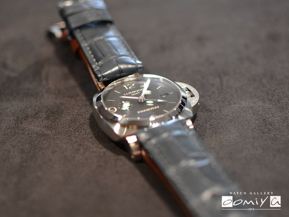 今日のパネライは、PAM00320、ブルーの革ベルトがよく合います