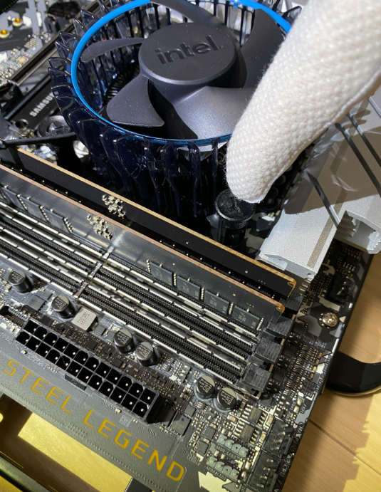 株)Qualiteg - [自作日記10] マザーボードにCPU、メモリ、SSDを装着する