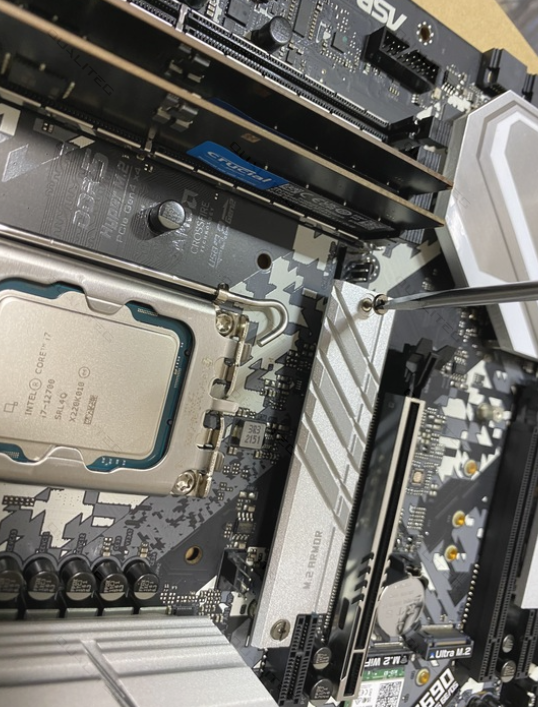 株)Qualiteg - [自作日記10] マザーボードにCPU、メモリ、SSDを装着する