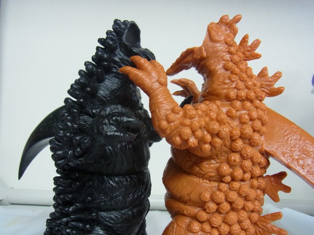 双子サンプル怪獣 | 路地裏の散歩者