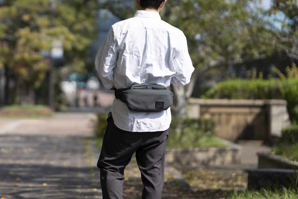 ウエストバッグを“斜めがけ”で。快適で動ける新スタイルのすすめ