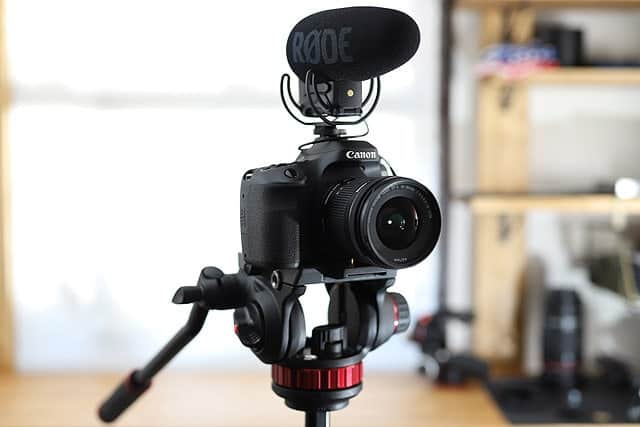 ビデオ撮影時にパンとチルトがスムーズなビデオ雲台『Manfrotto