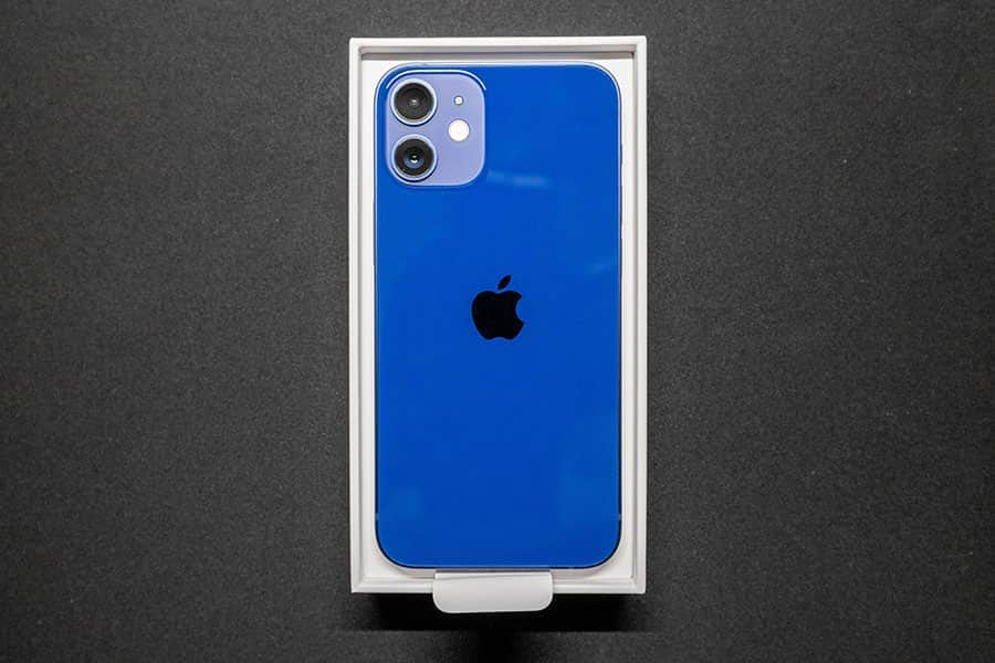 iPhone 12 miniは軽くてコンパクトで最高のスマホサイズ！だけどブルー