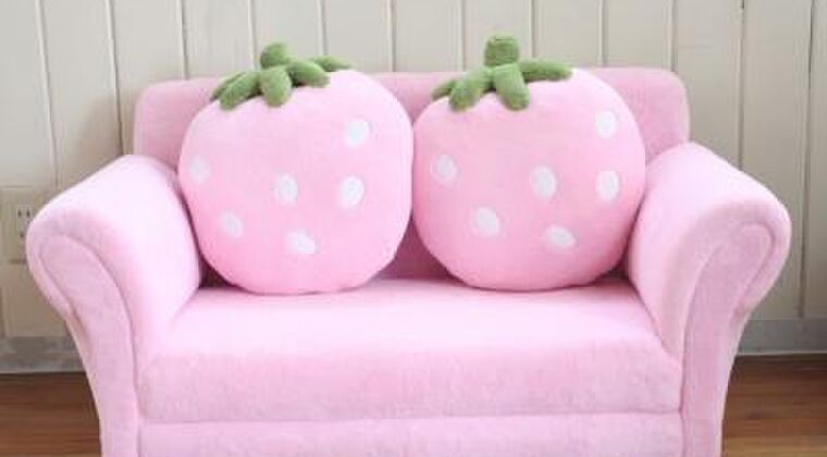ピンクの子供用ソファ（いちごクッション付き） | ピンク色の雑貨カタログ