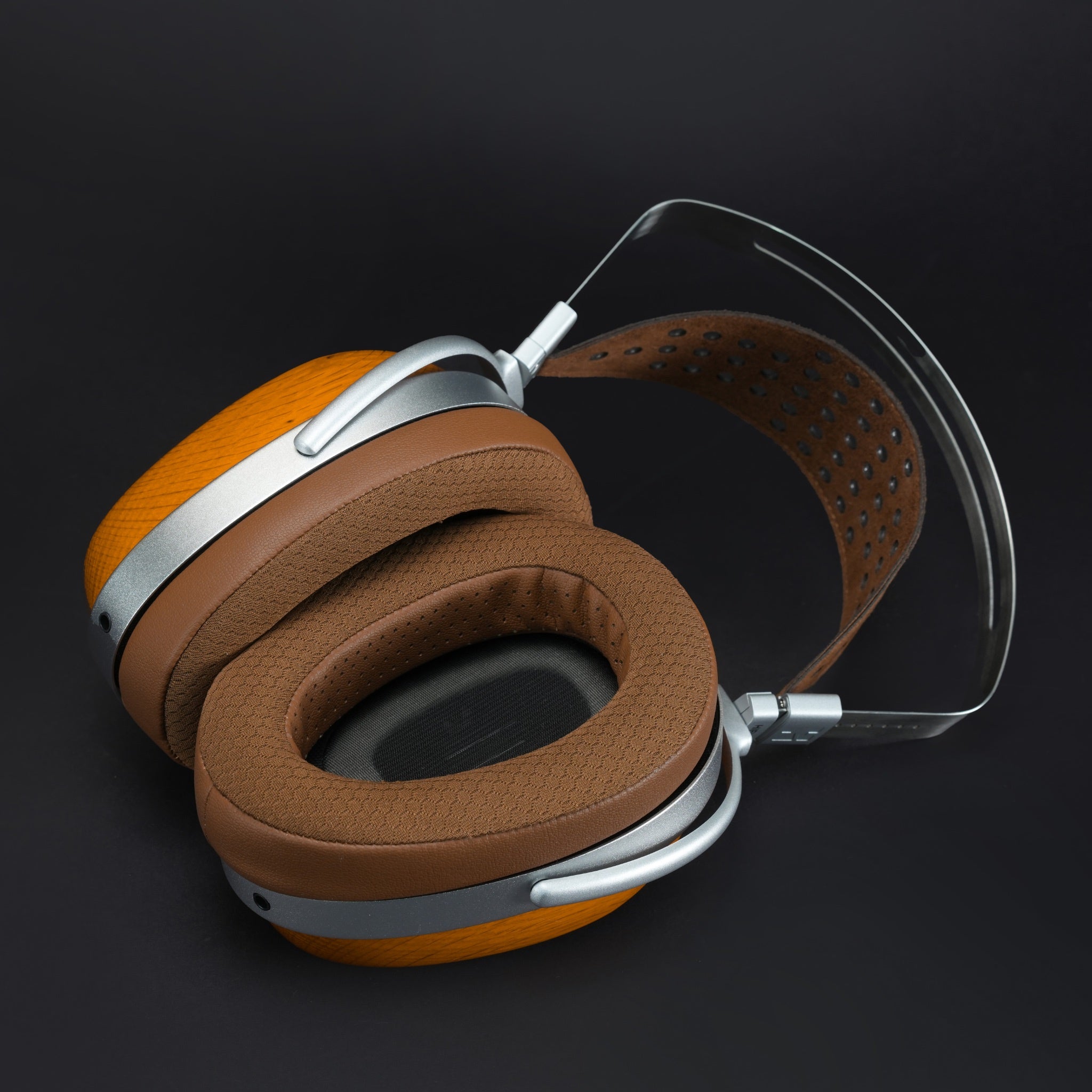 HIFIMAN AUDIVINA Closed-Back Planar Magnetic Headphones | Bloom Audio
