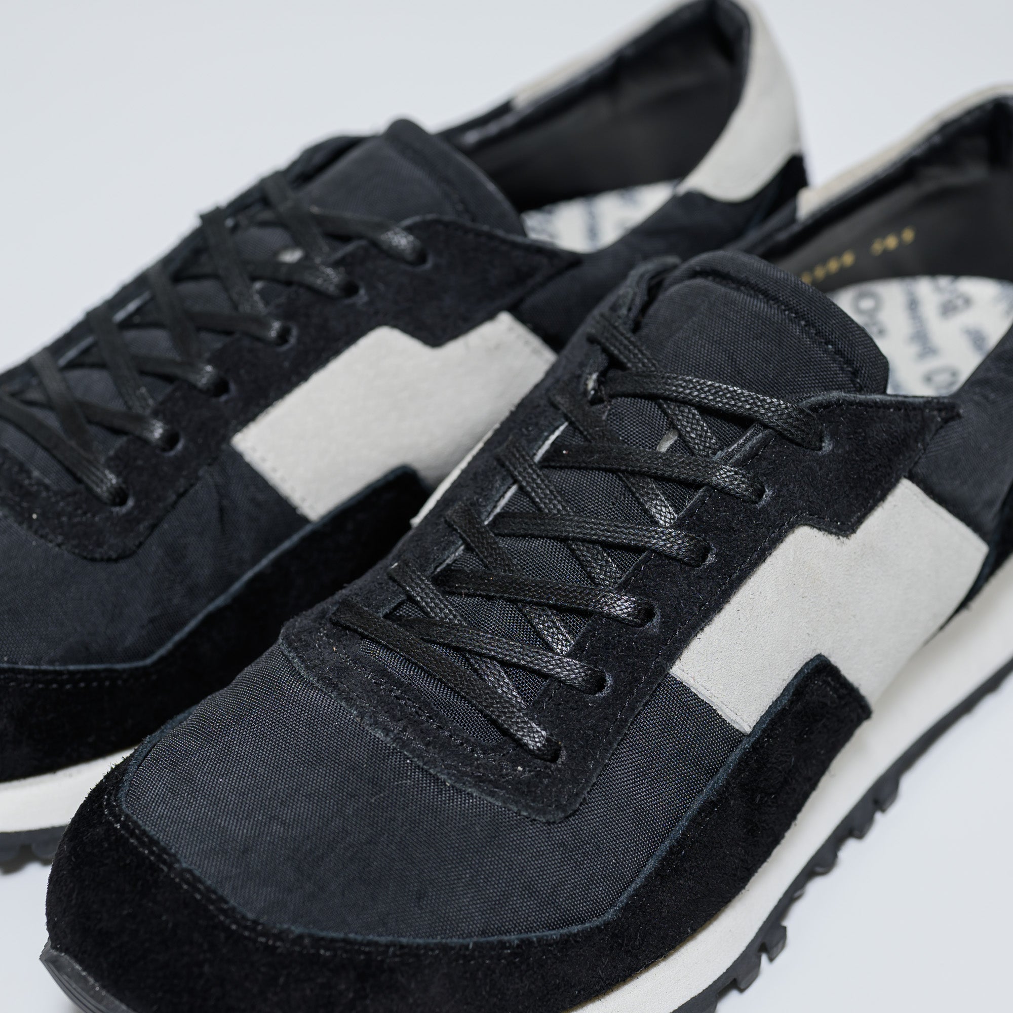 SHV3 -ブラック×ホワイト-幅広のレトロランニングスニーカー-blueover