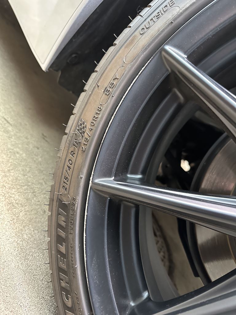 GR86の純正RZのマットブラックホイールのリムにがっつりガリ傷が