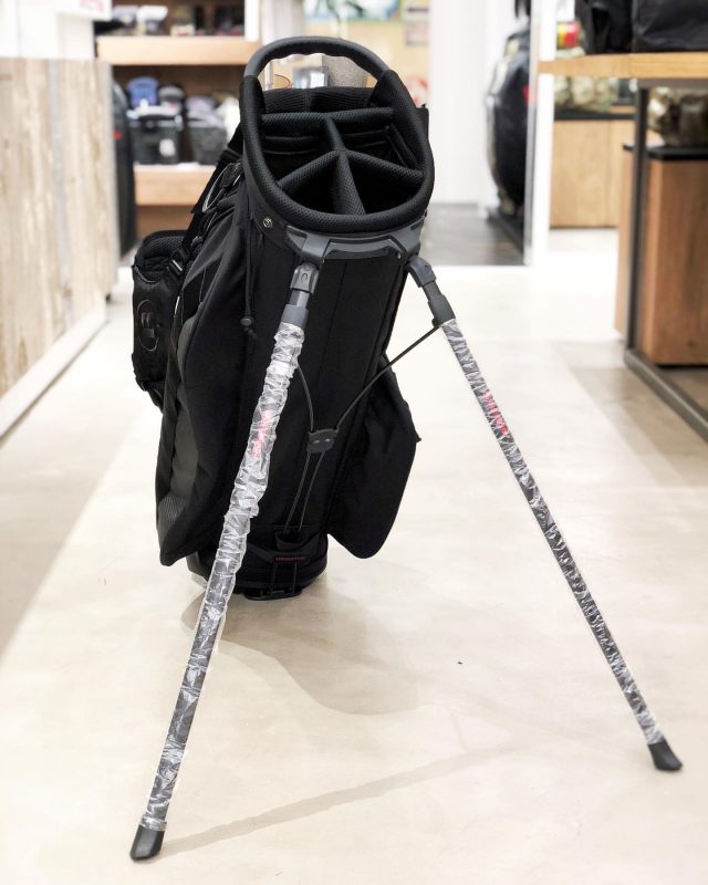 BRIEFINGスタンド式キャディバッグゴルフバック「CR-4 #01」の2つの