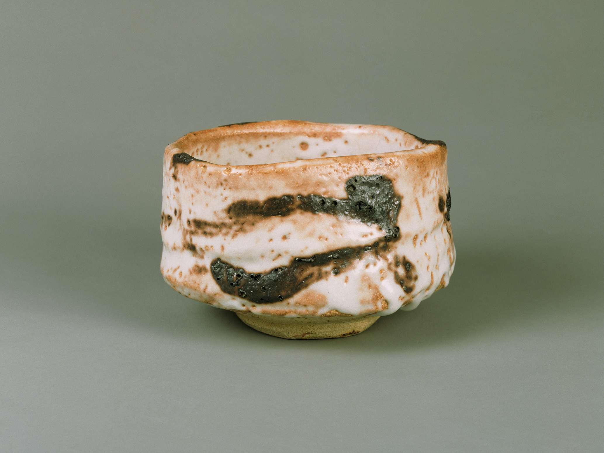 黄瀬戸・瀬戸黒・志野・織部 －美濃の茶陶（サントリー美術館）｜美術手帖