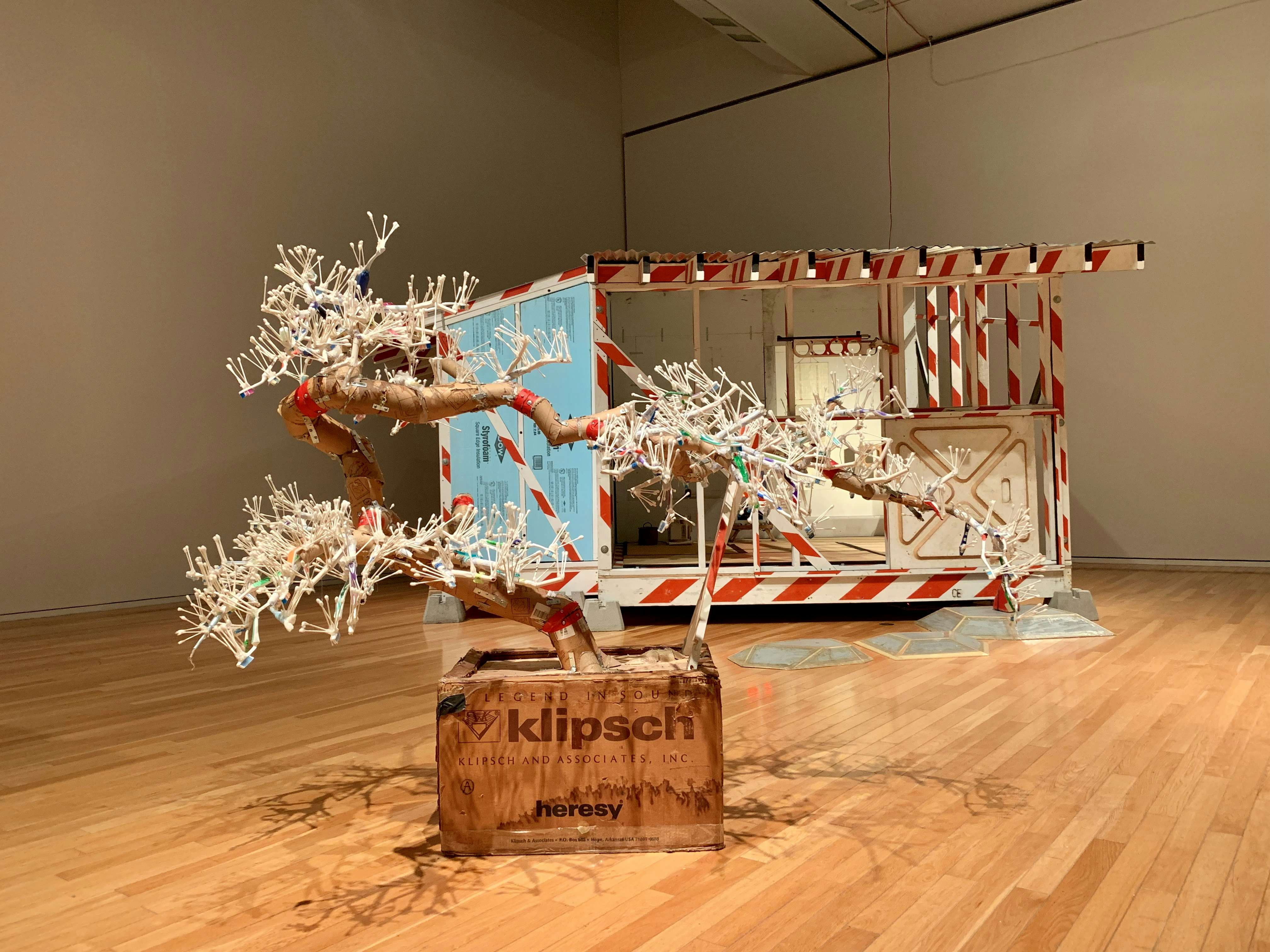 彫刻としての茶道。トム・サックス「ティーセレモニー」を東京オペラ